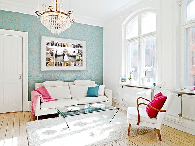 Фото коллажа в рамке в интерьере