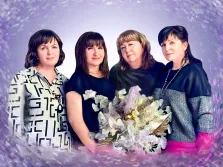 Портрет четырёх женщин на нейтральном розовом фоне выполнен в стиле дрим арт, художник Артём