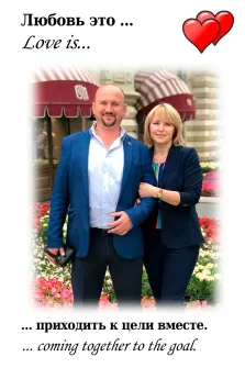 Парный портрет в стиле Love Is: блондинка в темно-синем костюме обнимает лысого мужчину в пиджаке и белой рубашке