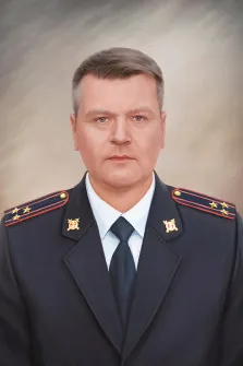 Портрет маслом ахтубинца в полицейской форме на нейтральном сером фоне.