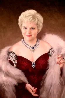 Портрет голубоглазой женщины с короткой стрижкой В образе дамы в пышном красном платье, художник Валерия 