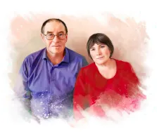 Парный портрет в стиле Акварель: мужчина в синей рубашке и очках и женщина с короткой стрижкой и в красном плате изображены на нейтральном светлом фоне, художник Евгения 