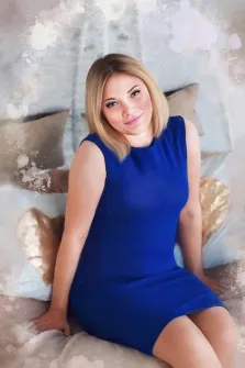 Портрет девушки блондинки с голубыми глазами в синем ярком платье, девушка сидит на кровати, стиль Акварель, художник Софья 