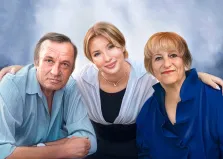 Семейный портрет Под масло из трёх человек: отец, мать и взрослая дочь на нейтральном фоне, художник Мария 