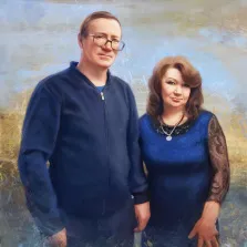 Портрет взрослой пары в стиле Под масло, мужчина в синей кофте и в очках и русоволосая женщина в синем платье изображены на абстрактном светлом фоне, художник Александра 