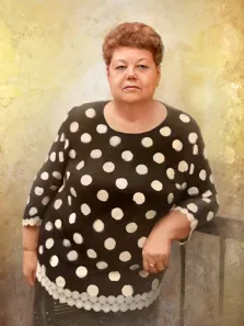 Портрет женщины с короткой стрижкой и в чёрном платье в белый горошек, прорисовка Под масло на нейтральном жёлтом фоне, художник Анастасия 