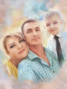 Портрет семьи в стиле Под масло: русоволосый мужчина в клетчатой рубашке, девушка блондинка в жёлтом платье и светловолосый мальчик в белой рубашке и с галстуком изображены на разноцветном фоне, художник Юлия 