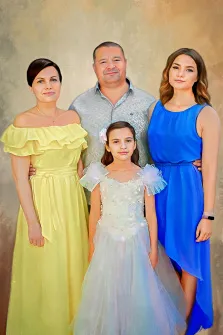 Портрет семьи из четырёх человек Под масло: мужчина в рубашке с расстёгнутой верхней пуговицей, женщина в жёлтом платье, девушка в синем платье и девочка в белом платье, художник Анна
