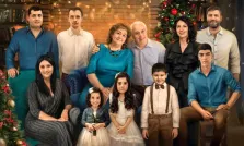 Портрет большой семьи из одиннадцати человек написан в стиле Под масло, на фоне новогодняя ёлка и гостиная, художник Анастасия 