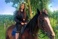 Портрет девушки с каштановыми волосами верхом на коне и с венком цветов на голове, прорисовка Под масло, художник Анастасия 