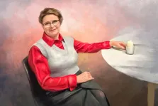 Портрет пожилой женщины со светлыми короткими волосами, в очках, в красной рубашке и белой жилетке, женщины сидит за столом в кресле, прорисовка Под масло, художник Анастасия 