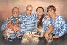 Семейный портрет в стиле Под масло, лысые молодой человек и мужчина и две женщины, с короткой причёской и длинной, вся семья в тельняшках, художник Анастасия 