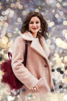 Поясной портрет молодой девушки в розовом пальто,нарисованный в стиле Дрим арт, художник Виктория Б