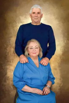 Парный портрет мужчины и женщина нарисованный в стиле под мало, абстрактный коричневый фон, подарок родителям, художник Лариса