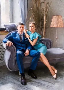 Портрет молодой пары в стиле Под масло, молодой человек в синем классическом костюме с белой рубашкой и галстуком и девушка в голубом платье, художник Виктория 