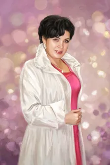 Женщина с короткой стрижкой, в розовом платье и белом пальто изображена на абстрактном розовом фоне с прорисовкой в стиле Под масло, художник Александра 