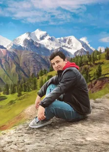 Портрет молодого человека на фоне горной природы написан в стиле Под масло, художник Антонина