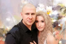 Парный портрет Под масло: лысый мужчина в чёрной рубашке и кареглазая девушка блондинка с кудрявыми волосами изображены на светлом фоне, художник Виктория 