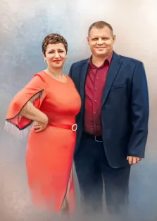 Портрет взрослой женщины с короткой стрижкой в красном платье и мужчины в красной рубашке и синем пиджаке, стиль Под масло, художник Анастасия 