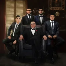 Семейная картина, мужчины в смокингах, мужчина сидит на кресле и за ними стоят его сыновья,  Под масло, художник Павел Д