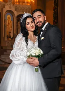 Парный свадебный портрет, нарисованный в стиле Под масло, у девушки на голове корона и в руках свадебный букет,  на фоне церковная икона,  художник Анастасия К