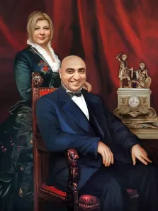 Портрет пары В образе: лысый мужчина армянской внешности сидит на кресле, рядом стоит светловолосая женщина в изумрудном платье, художник Антонина