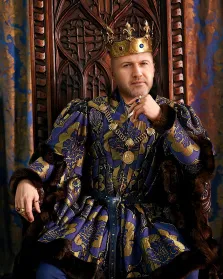 Портрет мужчины В образе короля на троне, художник Лариса