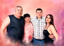 Портрет маслом семьи из четырех человек с родителями, сыном и дочерью на розовом абстрактном фоне