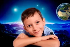 Детский портрет в стиле Дрим арт: кареглазый мальчик в космосе, на заднем плане изображена планета Земля, художник Анастасия 