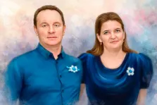Парный портрет стилизован Под масло: мужчина в синей классической рубашке с белым цветком и женщина в синем платье и с цветком сбоку, художник Анастасия 