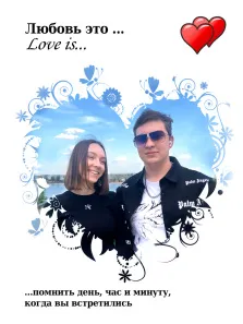 Портрет в стиле Love is пары на фоне неба и воды в голубой рамке с сердцами и текстом помнить день встречи