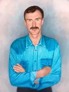 Мужской портрет Под масло: усатый мужчина с голубыми глазами и в голубой рубашке описан на нейтральном светлом фоне, художник Анастасия 