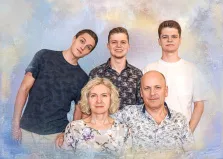 Семейный портрет маслом родителей и трех взрослых сыновей на светлом абстрактном фоне