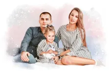 Портрет в подарок счастливой семье в стиле акварель: мама, папа и дочка изображены на нежном, розово-голубом фоне, девочка держит на руках белого кролика, художник Евгения 