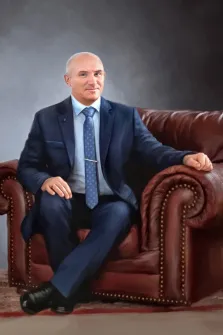 Мужской портрет нарисованный в стиле под масло, статный мужчина в костюме сидит на коричневом кресле , художник Анастасия К
