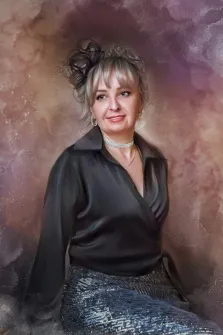 Женский портрет в стиле Акварель, девушка в черной рубашке на темном акварельном фоне, художник Анна