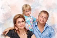 Семейный портрет нарисованный в стиле Акварель, на портрете родители и х дочка на абстрактном нейтральном акварельном фоне, художник Анна