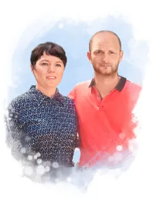 Акварель, художник Евгения А Портрет в стиле акварель, мужчина и женщина, стоящие рядом друг с другом. Мужчина одет в красную рубашку-поло, а женщина — в тёмную блузку с узором. Фон выполнен в светлых голубых тонах, создавая ощущение лёгкости и спокойствия. Художник Евгения А