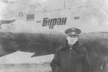 Мужской портрет отрисованный  в стиле Карандаш на фоне самолета Буран СССР, художник Татьяна Н