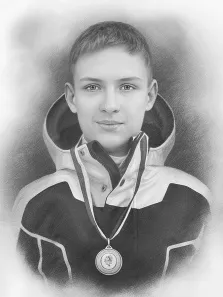 Портрет в стиле карандаш,  молодой человек с медалью на шее, что подчёркивает его спортивные достижения. Он одет в спортивную куртку, что создаёт ощущение активности и целеустремлённости. Фон выполнен в мягких тонах, акцентируя внимание на лице и медали, символизирующих успех. Художник Антонина