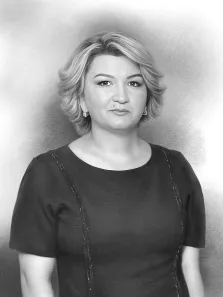 Портрет в стиле карандаш,женщина с короткими светлыми волосами, уложенными в аккуратную прическу. Она одета в черное платье с декоративными элементами на плечах, что придает образу элегантность. Художник Антонина