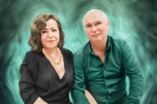 Парный портрет пожилой пары нарисованный в стиле Под масло, ярко зеленый абстрактный фон, совместный портрет на холсте,  художник Мария В