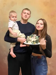 Семейный портрет где мужчина держит сына на руках, а рядом стоит жена с тортиком в руках, портрет в стиле Под масло, художник Софья У