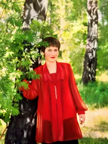 Женский портрет в стиле Под масло, девушка в красном платье на фоне зеленых деревьев, девушка возле березы, художник Артём