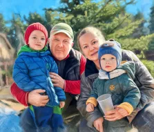 Семейный портрет отрисованный в стиле Под масло, На картине бабушка с дедушкой обнимают своих внуков, художник Александра И