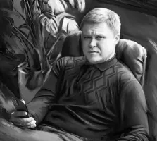 Чёрно-белый портрет мужчины в стиле Под масло, мужчина сидит на кресле и держит в руках телефон, художник Лариса