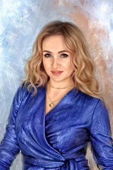 Женский портрет отрисованный в стиле Под масло, девушка с длинными светлыми волосами и в синем ярком платье на абстрактом голубом фоне, художник Анна