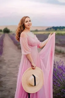 Портрет женщины в розовом платье на фоне лавандового поля, цифровой портрет отрисованный  в стиле Под масло, художник Софья У
