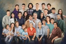 Семейный портрет нарисованный в стиле Под масло, на картине изображена большая семья на абстрактном фоне, художник Анастасия К