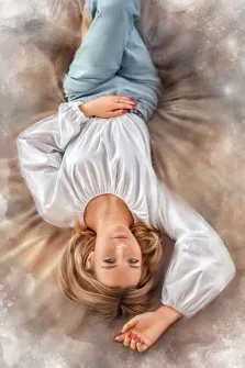 Портрет красивой девушки на кровати, отрисованный в стиле Под масло, художник Анна